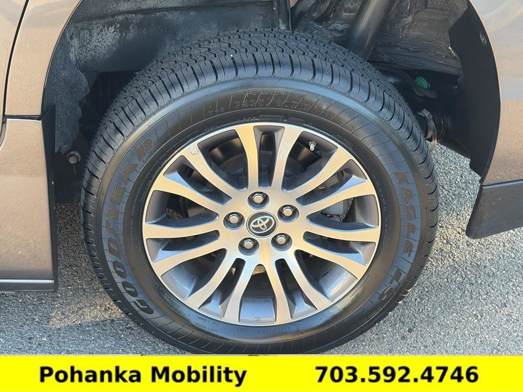 Used 2020 Toyota Sienna XLE w/ XLE Navigation Package FWD image 34