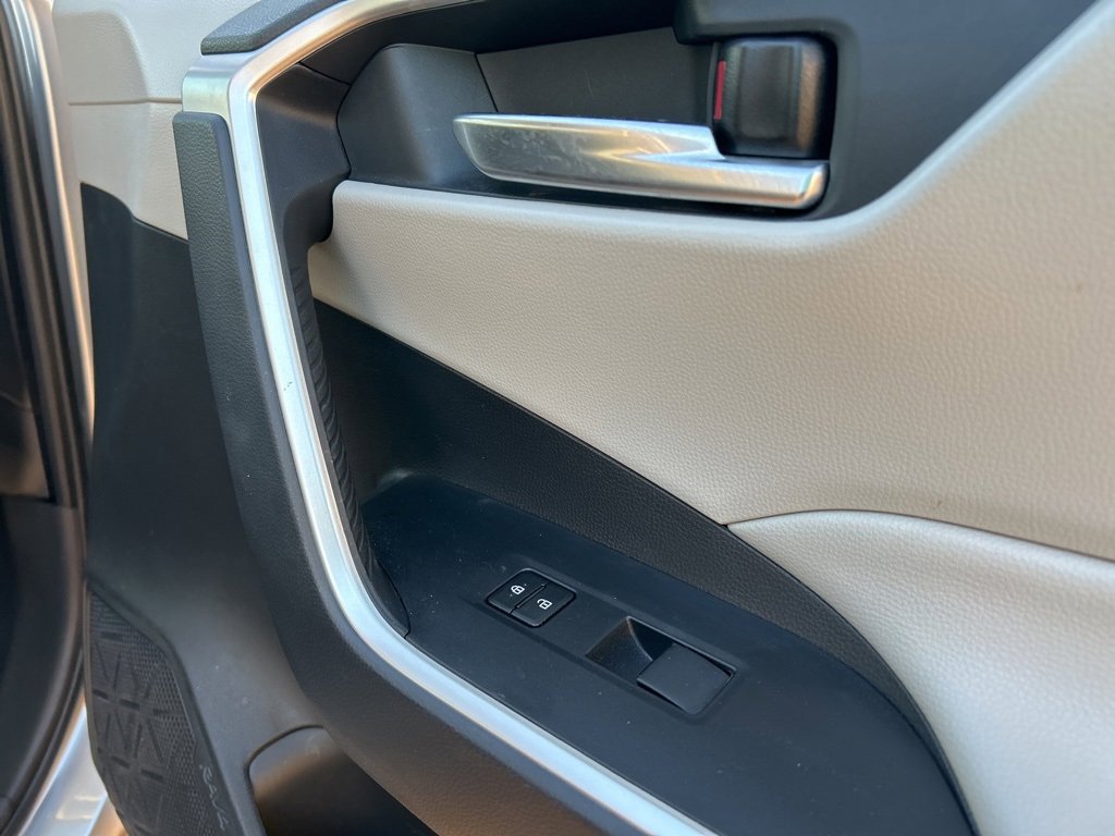 Used 2019 Toyota RAV4 XLE image 18