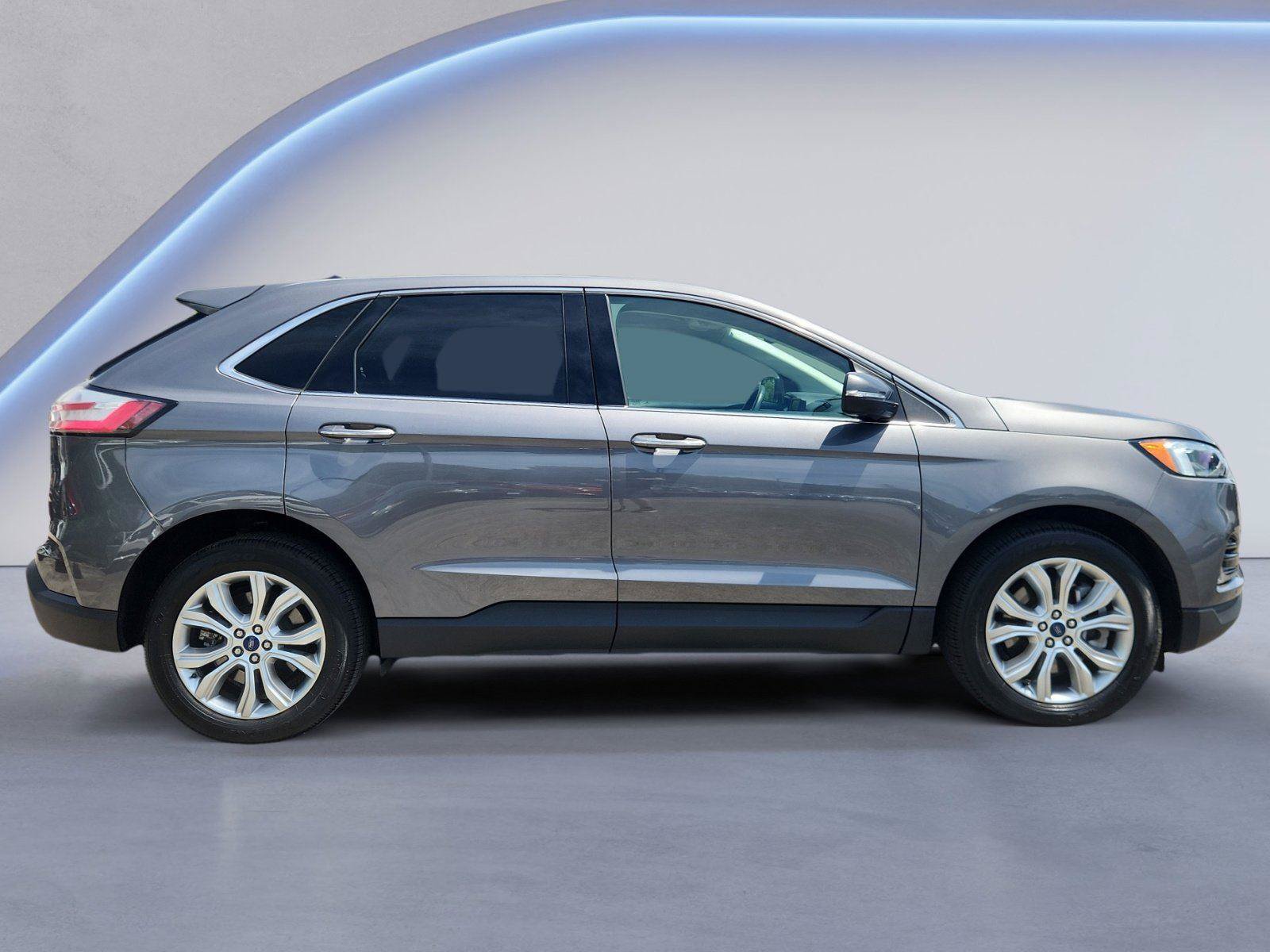 Used 2022 Ford Edge Titanium w/ Equipment Group 301A AWD/4WD image 2
