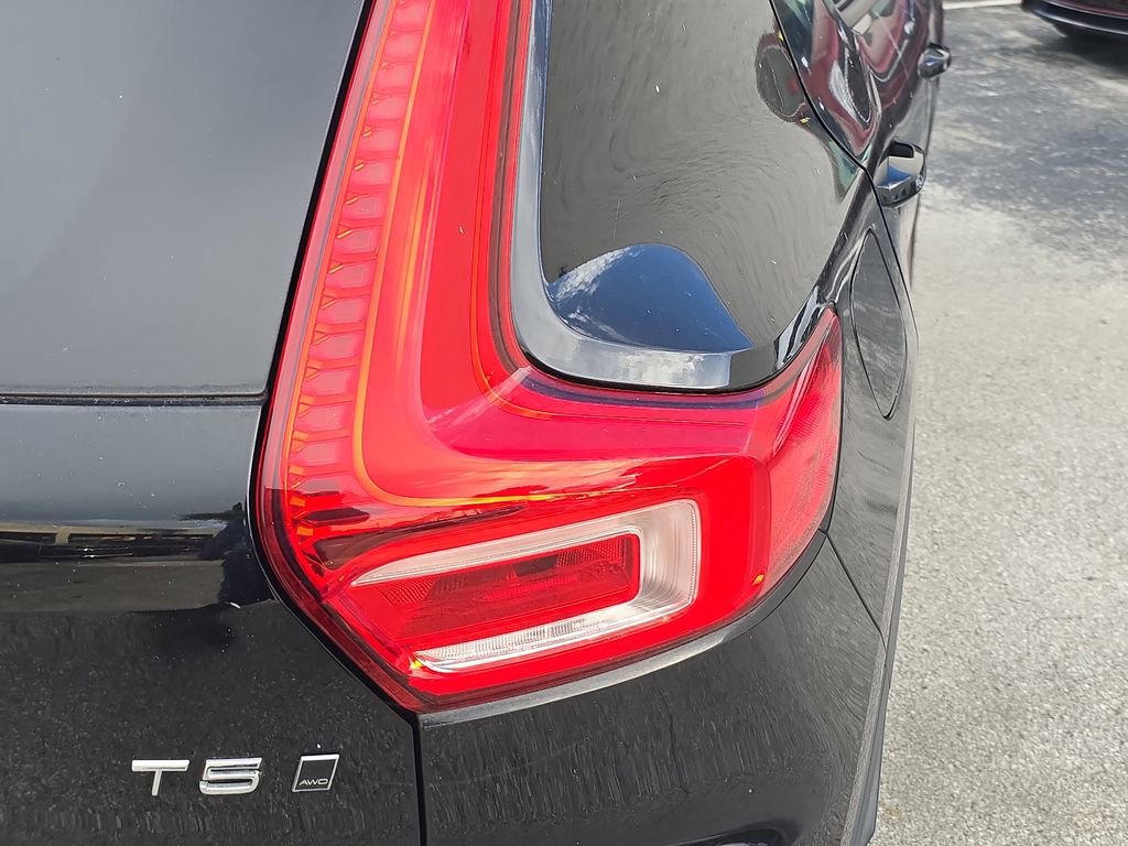 Used 2019 Volvo XC40 T5 Momentum image 5
