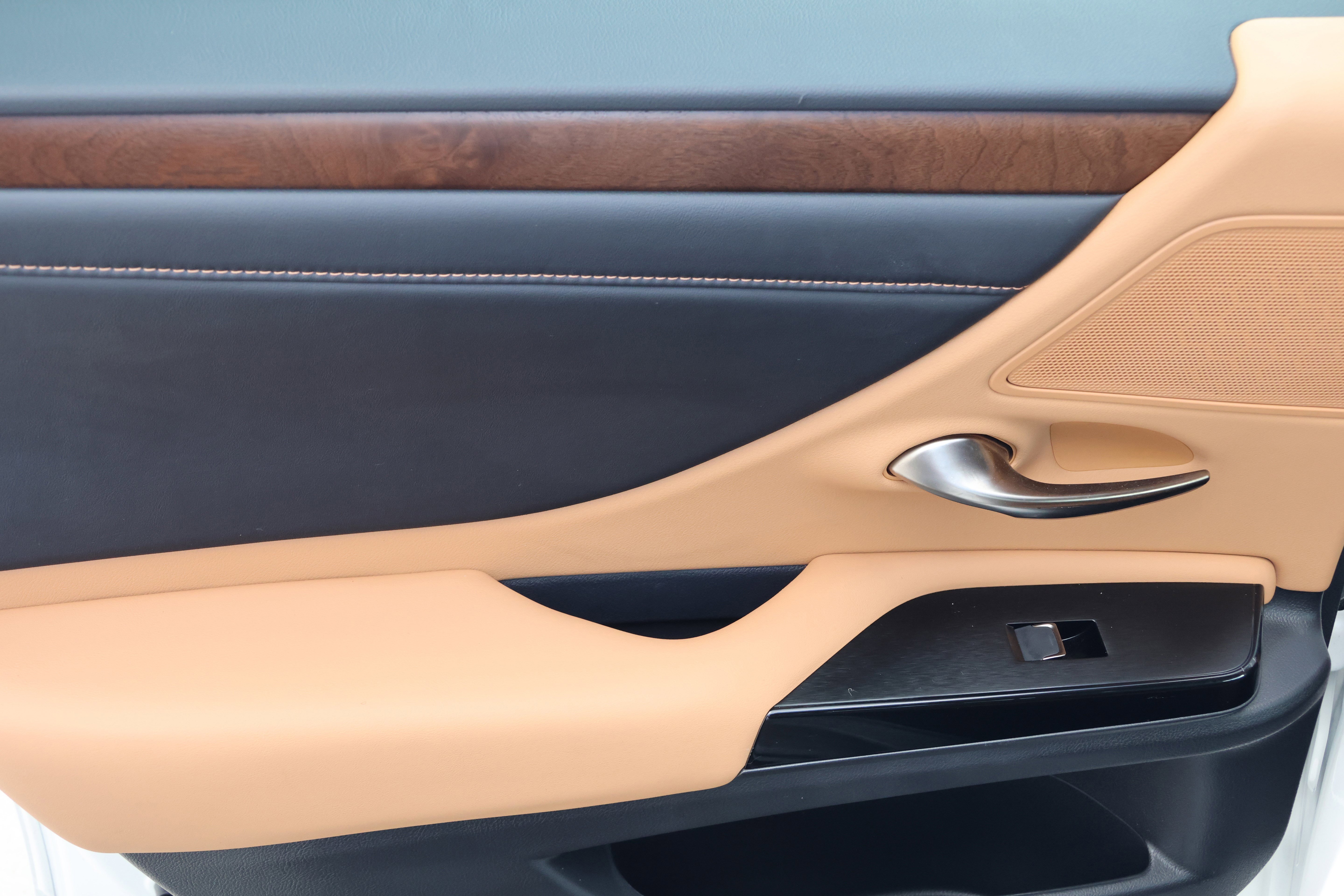 Used 2025 Lexus ES 350 w/ Premium Package image 34