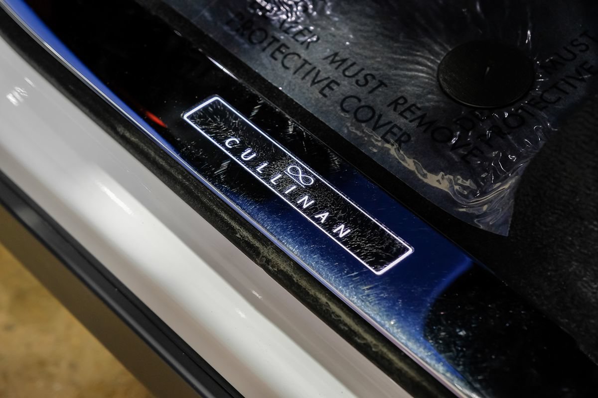 Used 2022 Rolls-Royce Cullinan Black Badge w/ Dark Exterior Package AWD/4WD image 35