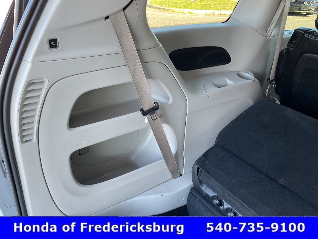 Used 2024 Chrysler Pacifica Touring-L FWD image 24