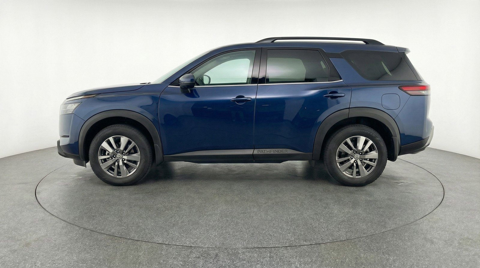 Used 2025 Nissan Pathfinder SV image 5