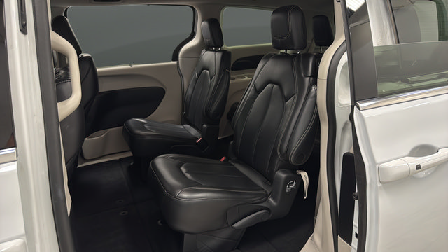 Used 2023 Chrysler Pacifica Touring-L FWD image 21