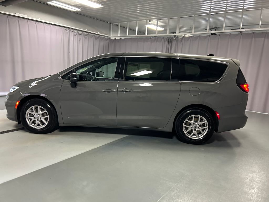 Used 2024 Chrysler Pacifica Touring FWD image 4