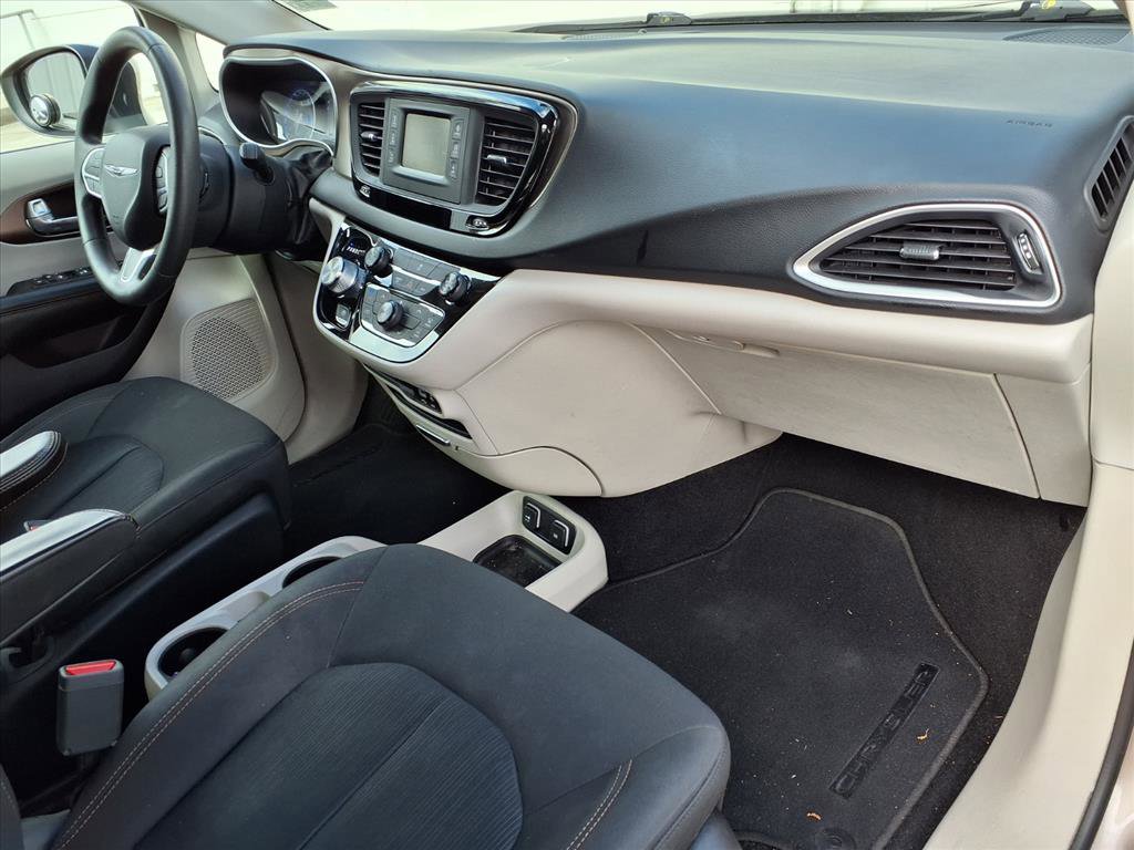 Used 2017 Chrysler Pacifica Touring image 8