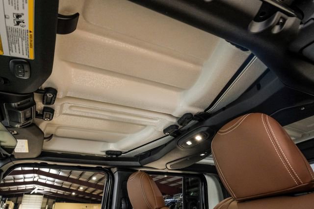 Used 2025 Jeep Gladiator Rubicon w/ Safety Group AWD/4WD image 15