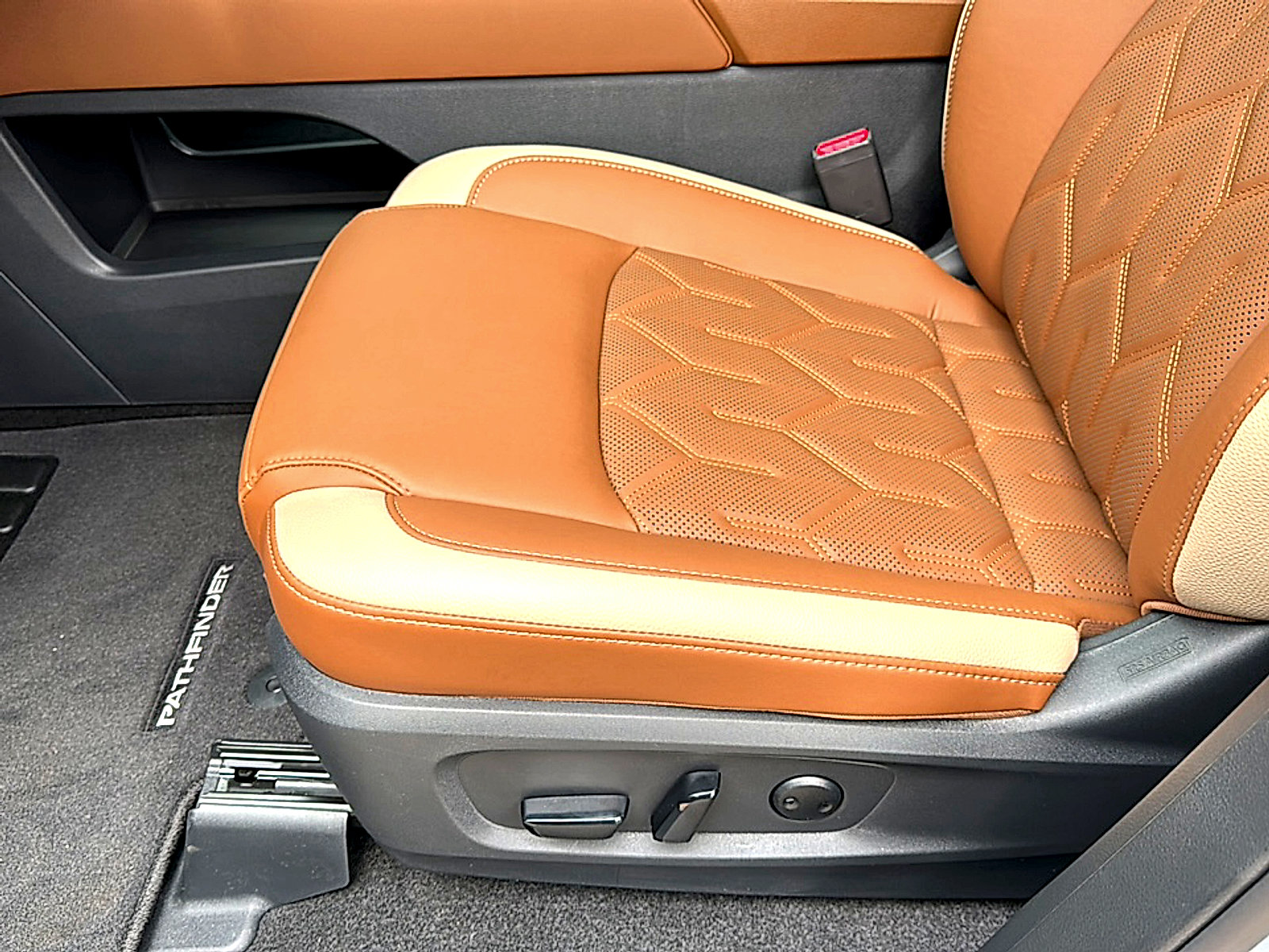 New 2026 Nissan Pathfinder Platinum w/ Lighting Package FWD image 12