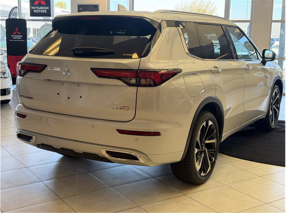 Used 2025 Mitsubishi Outlander 4WD Plug-In Hybrid image 5