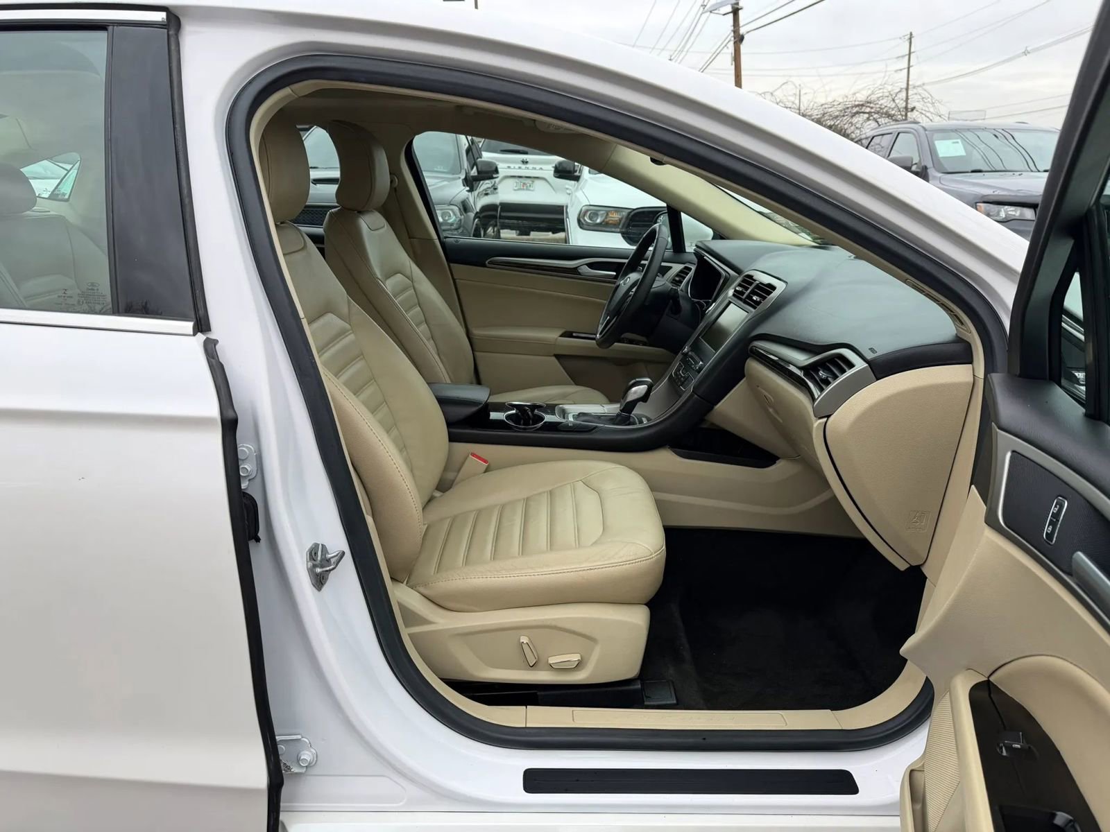 Used 2016 Ford Fusion SE w/ Equipment Group 502A image 24