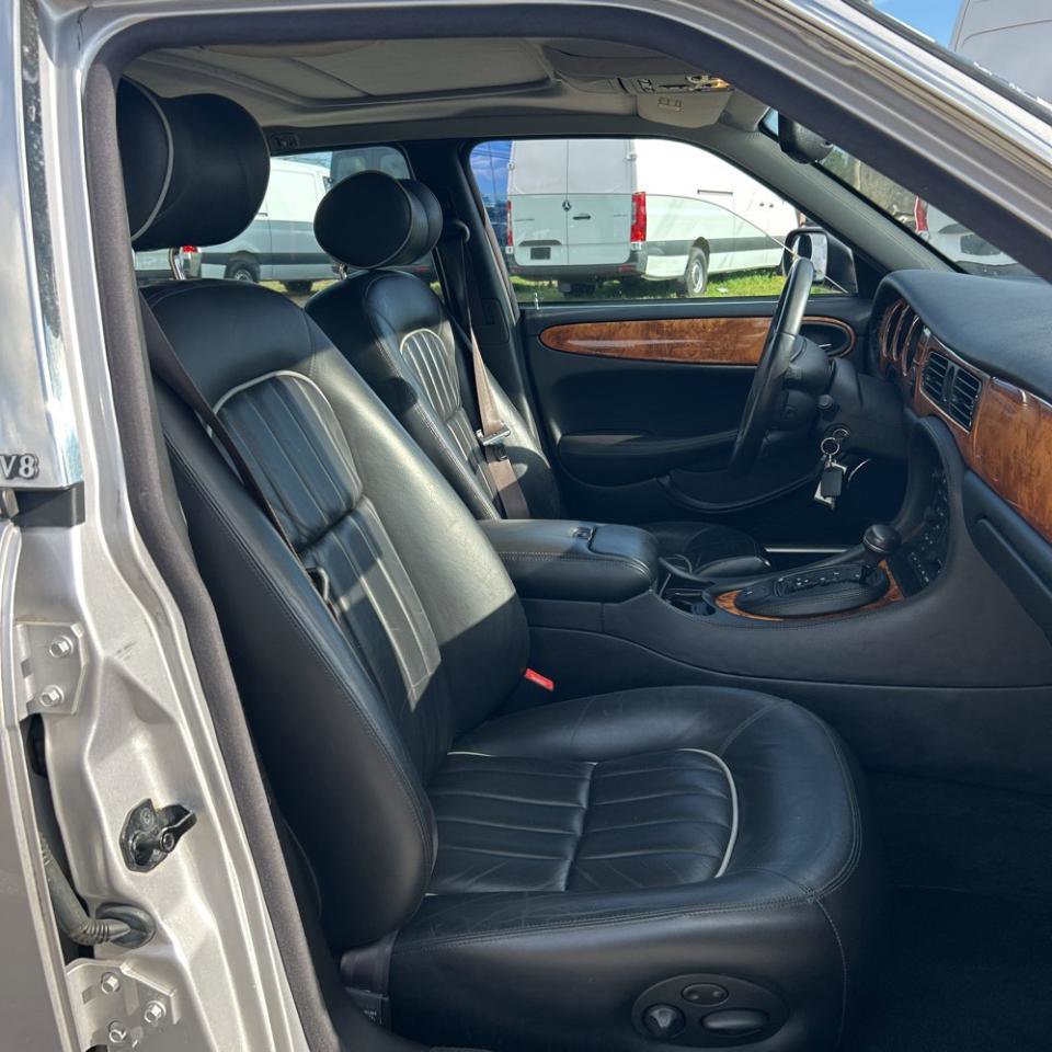 Used 2002 Jaguar XJ8 image 9