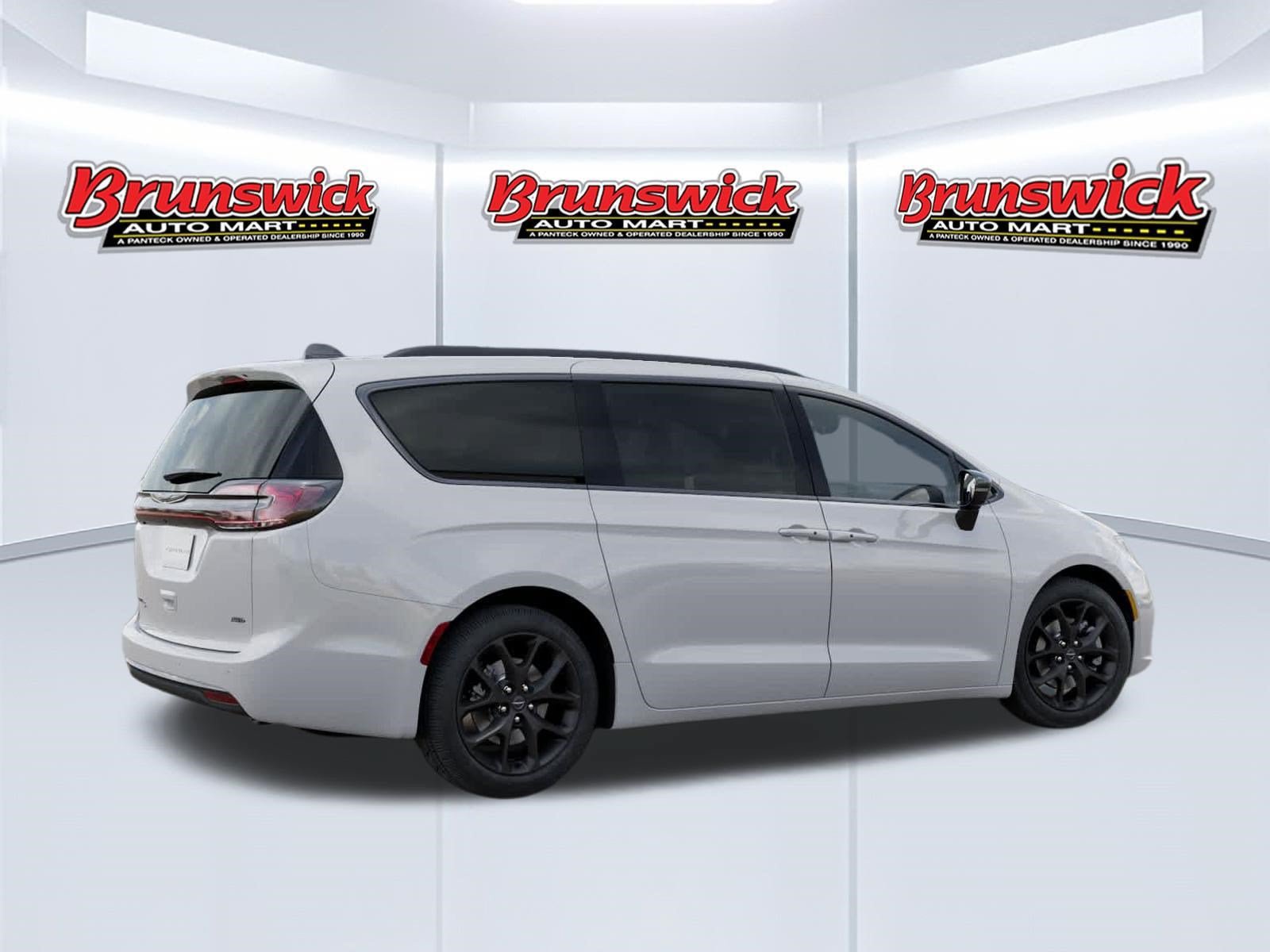 New 2026 Chrysler Pacifica Select w/ S Appearance Package AWD/4WD image 4