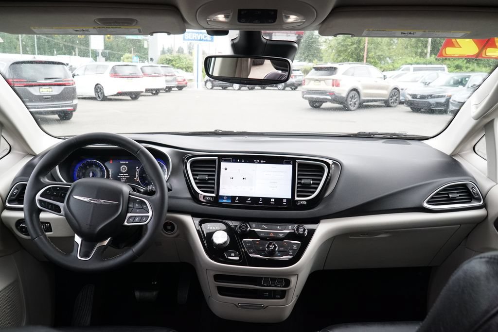Used 2022 Chrysler Pacifica Touring-L FWD image 13
