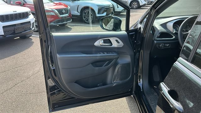 Used 2025 Chrysler Pacifica Limited FWD image 8