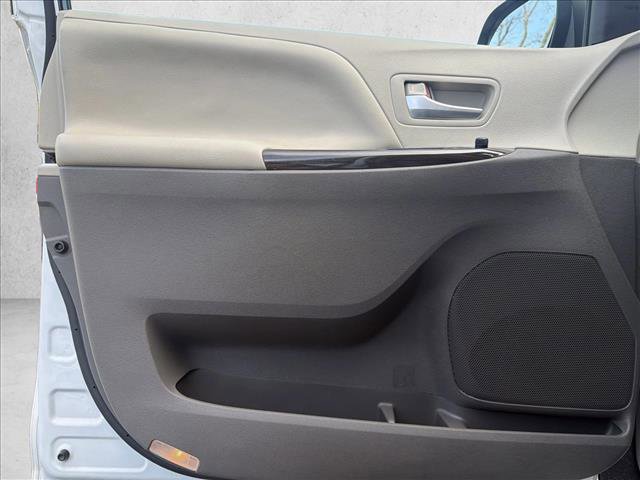 Used 2017 Toyota Sienna XLE Premium image 13