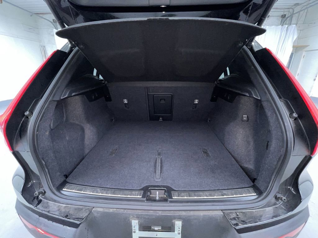 Used 2025 Volvo XC40 B5 Plus image 11