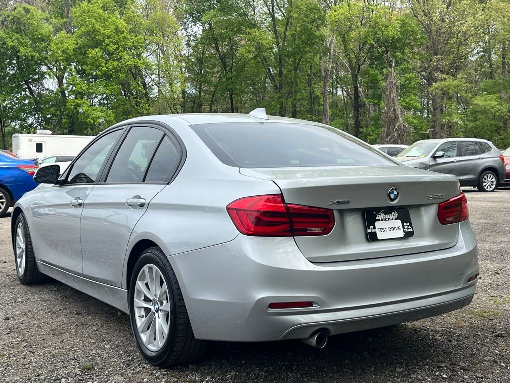 Used 2018 BMW 320i xDrive Sedan AWD/4WD image 3