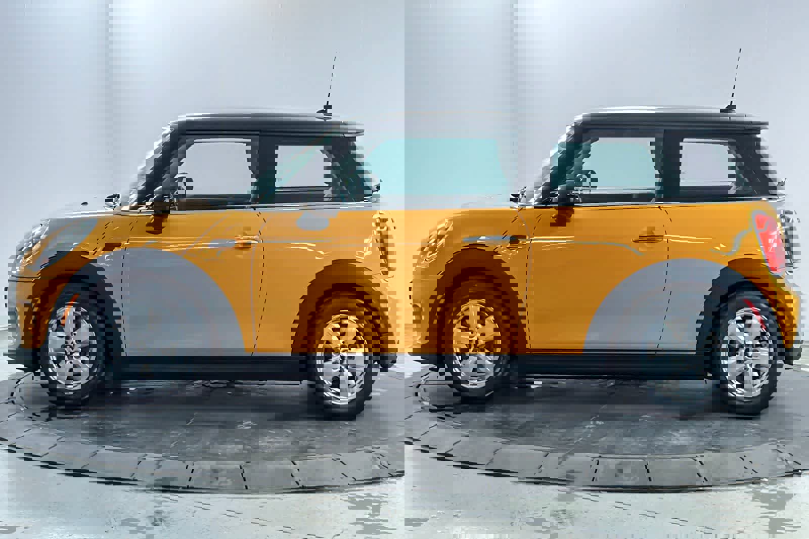 Used 2016 MINI Cooper 2-Door Hardtop image 5