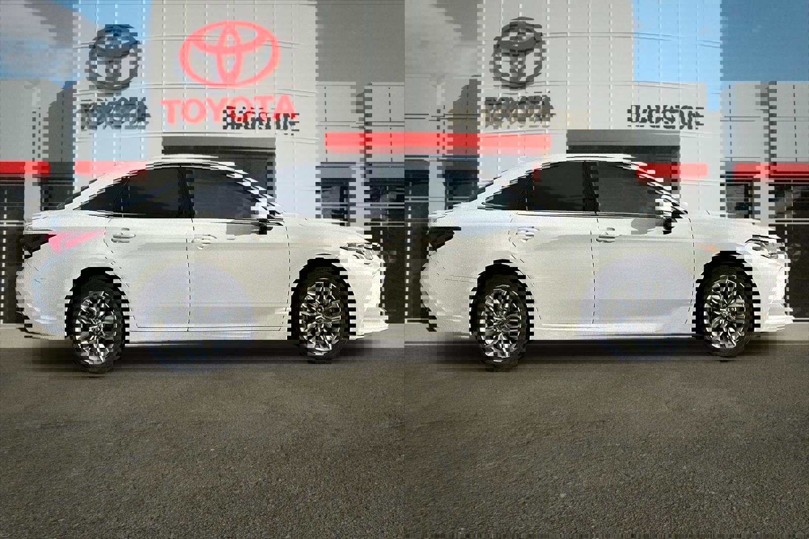 Certified 2022 Toyota Avalon XLE image 2