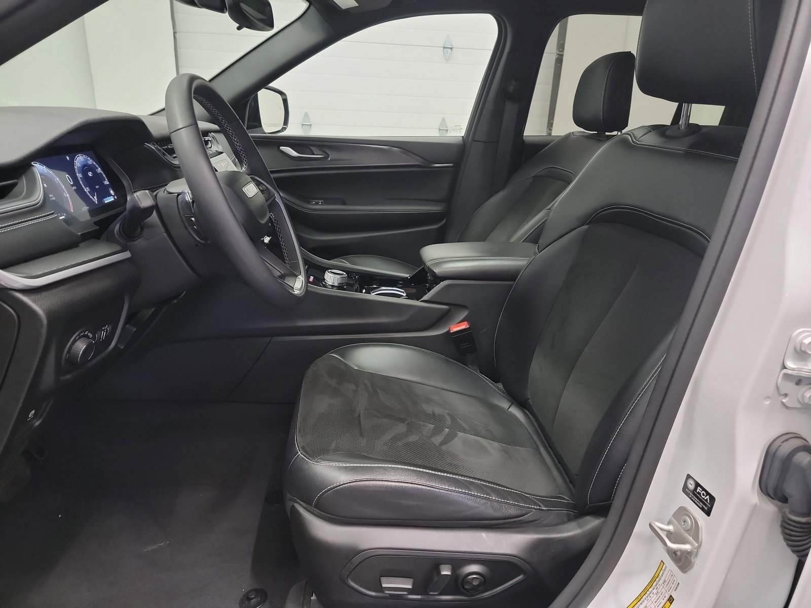 Used 2023 Jeep Grand Cherokee Altitude AWD/4WD image 13