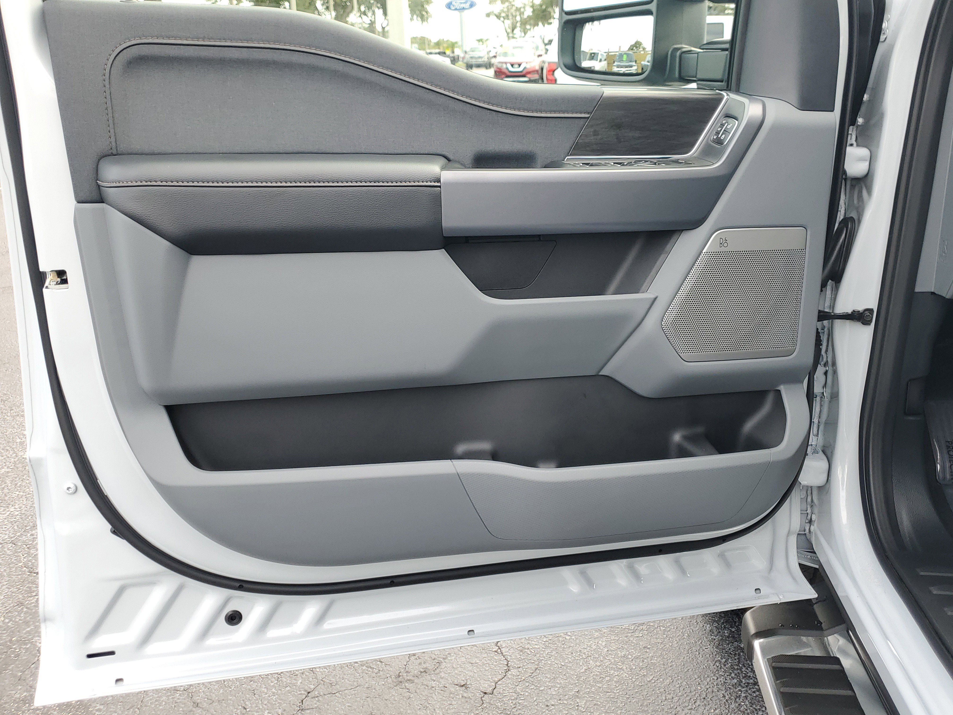 Used 2025 Ford F150 Lariat w/ Equipment Group 501A Mid image 17