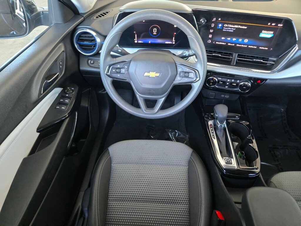 Used 2025 Chevrolet Trax LT FWD image 11