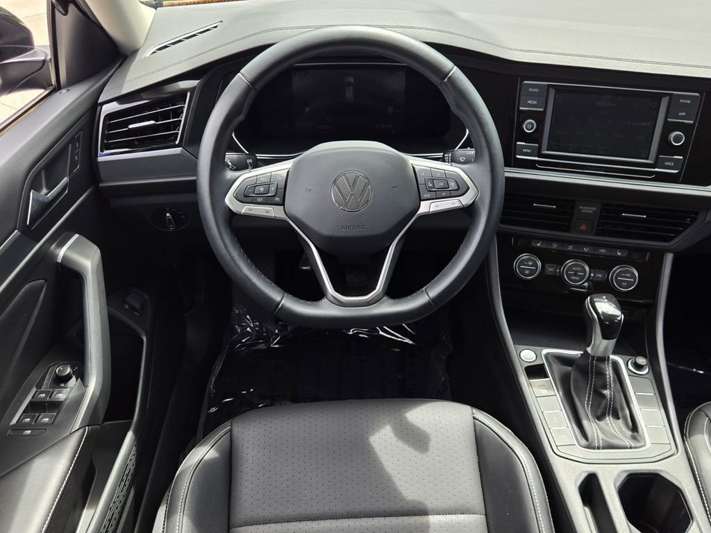 Certified 2022 Volkswagen Jetta SE image 12