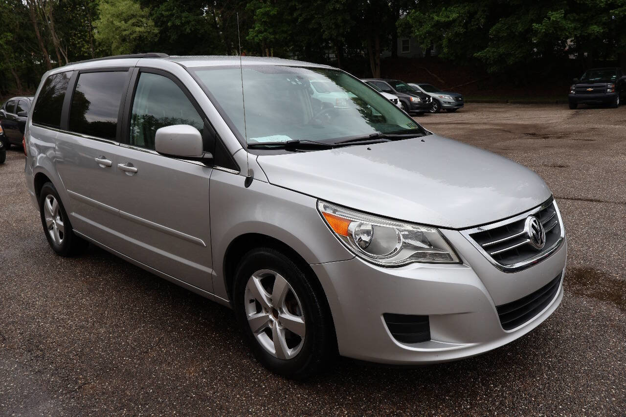 Used 2011 Volkswagen Routan SE FWD image 1