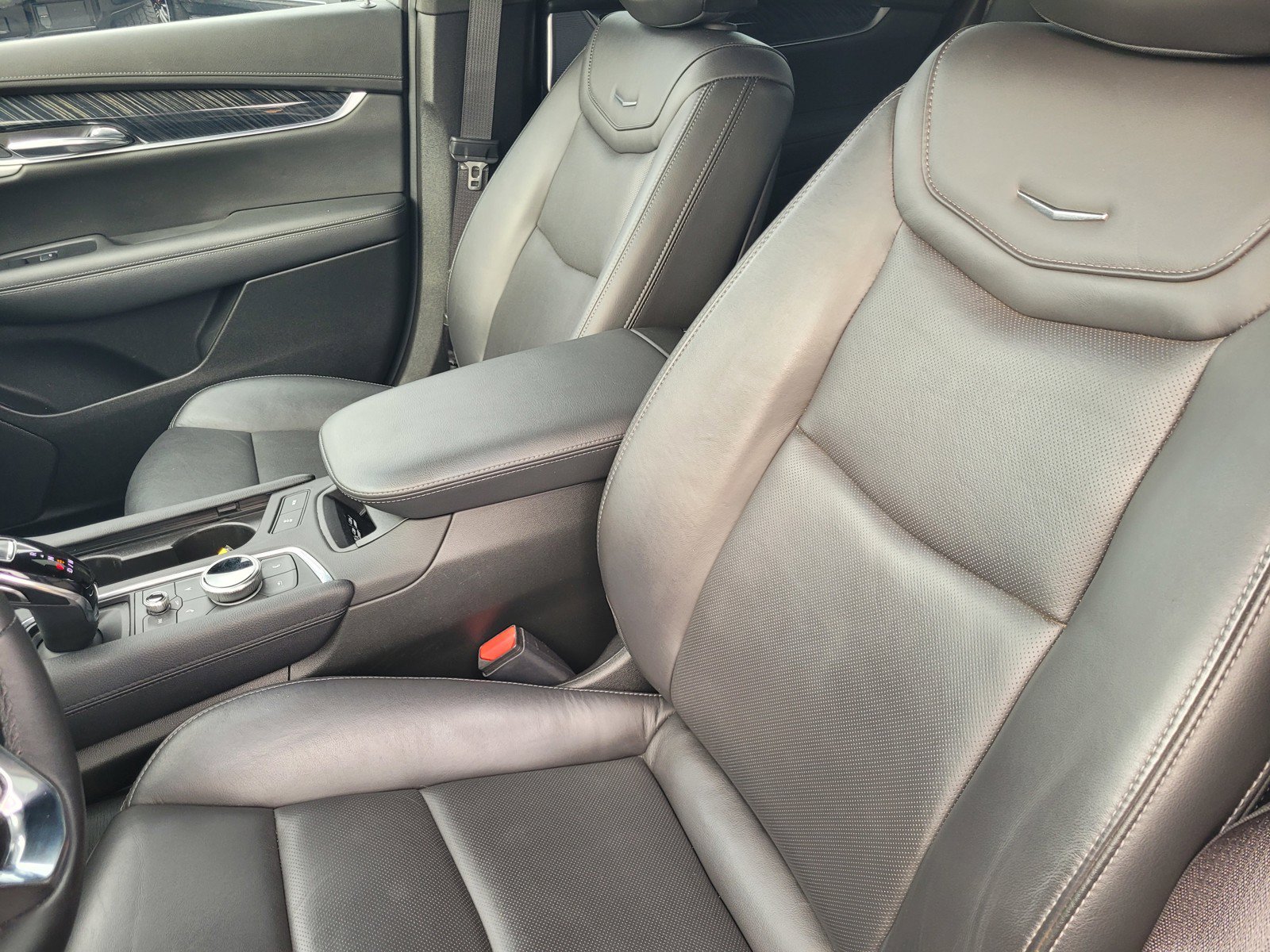 Certified 2025 Cadillac XT6 Premium Luxury FWD image 9