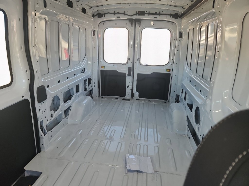 Used 2023 Ford E-Transit Medium Roof image 12