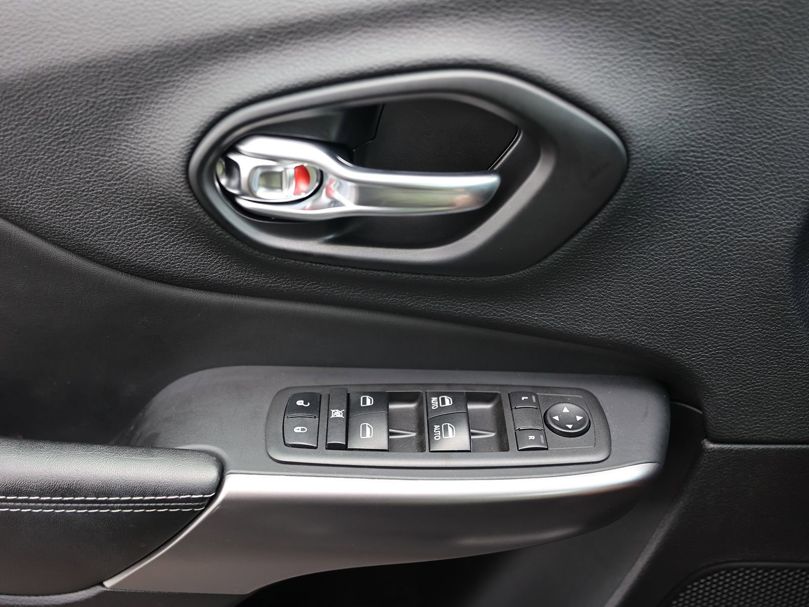 Used 2021 Jeep Cherokee Latitude Lux w/ Comfort/Convenience Group image 37