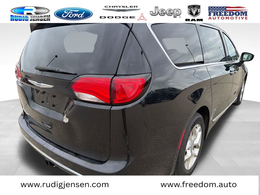 Used 2018 Chrysler Pacifica Touring-L Plus FWD image 5