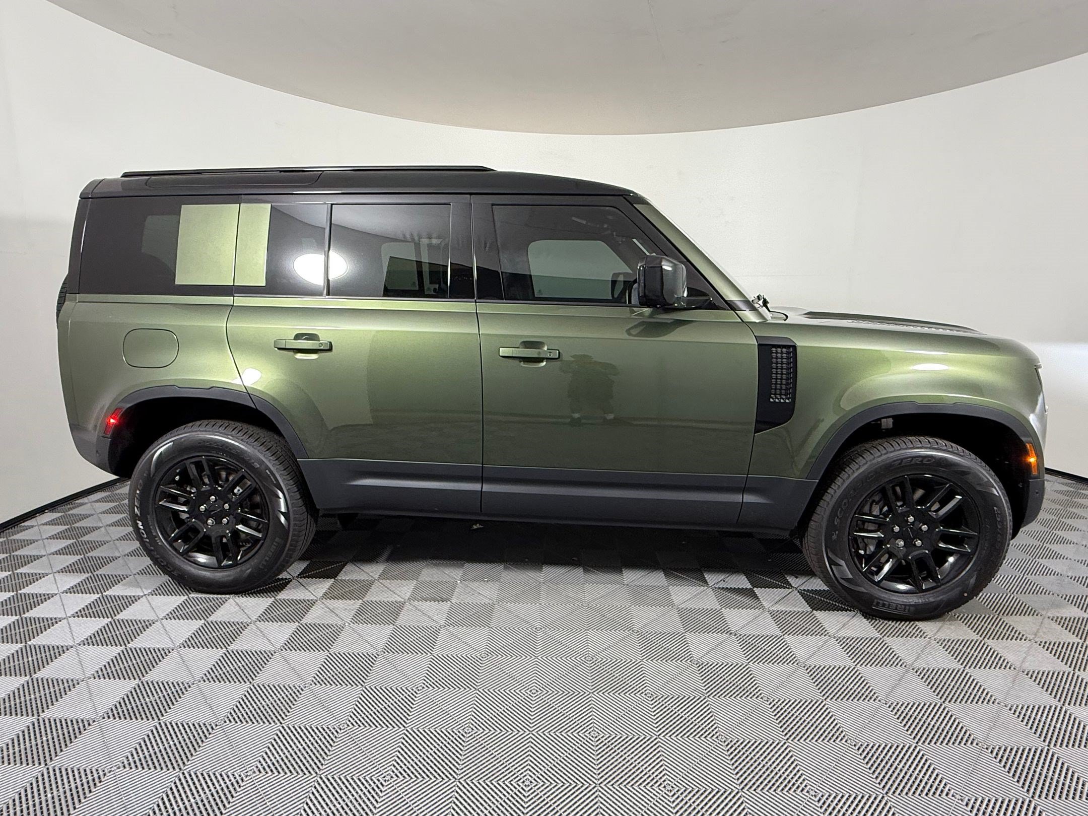 New 2026 Land Rover Defender 110 S AWD/4WD image 8