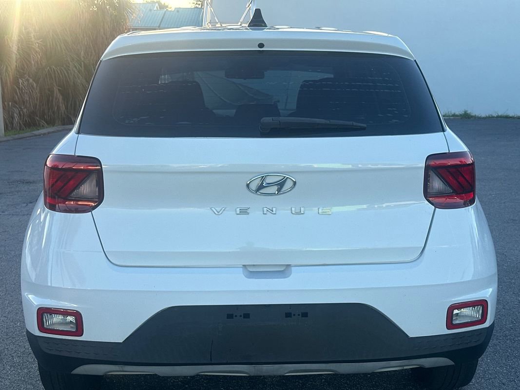 Used 2021 Hyundai Venue SE image 4