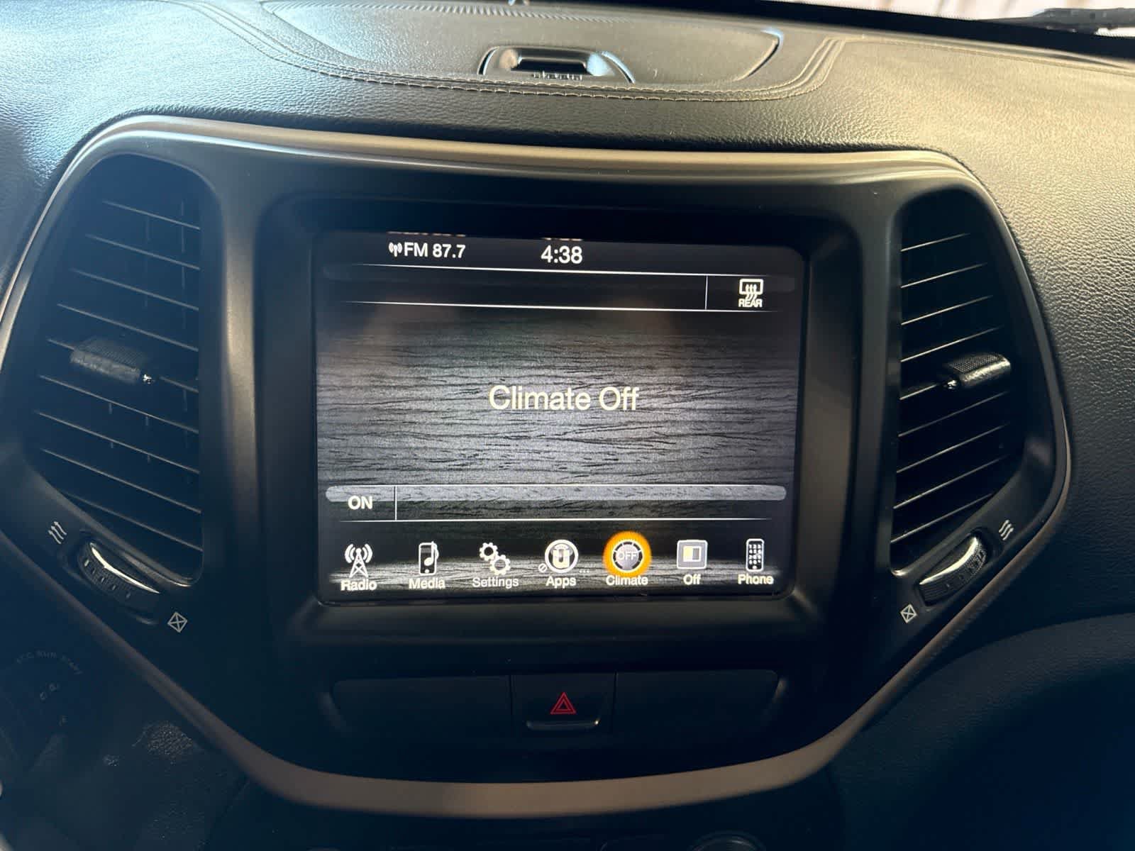 Used 2016 Jeep Cherokee Latitude FWD image 27