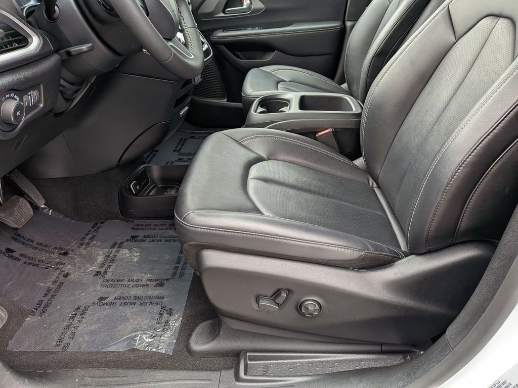 Used 2025 Chrysler Pacifica Select image 23