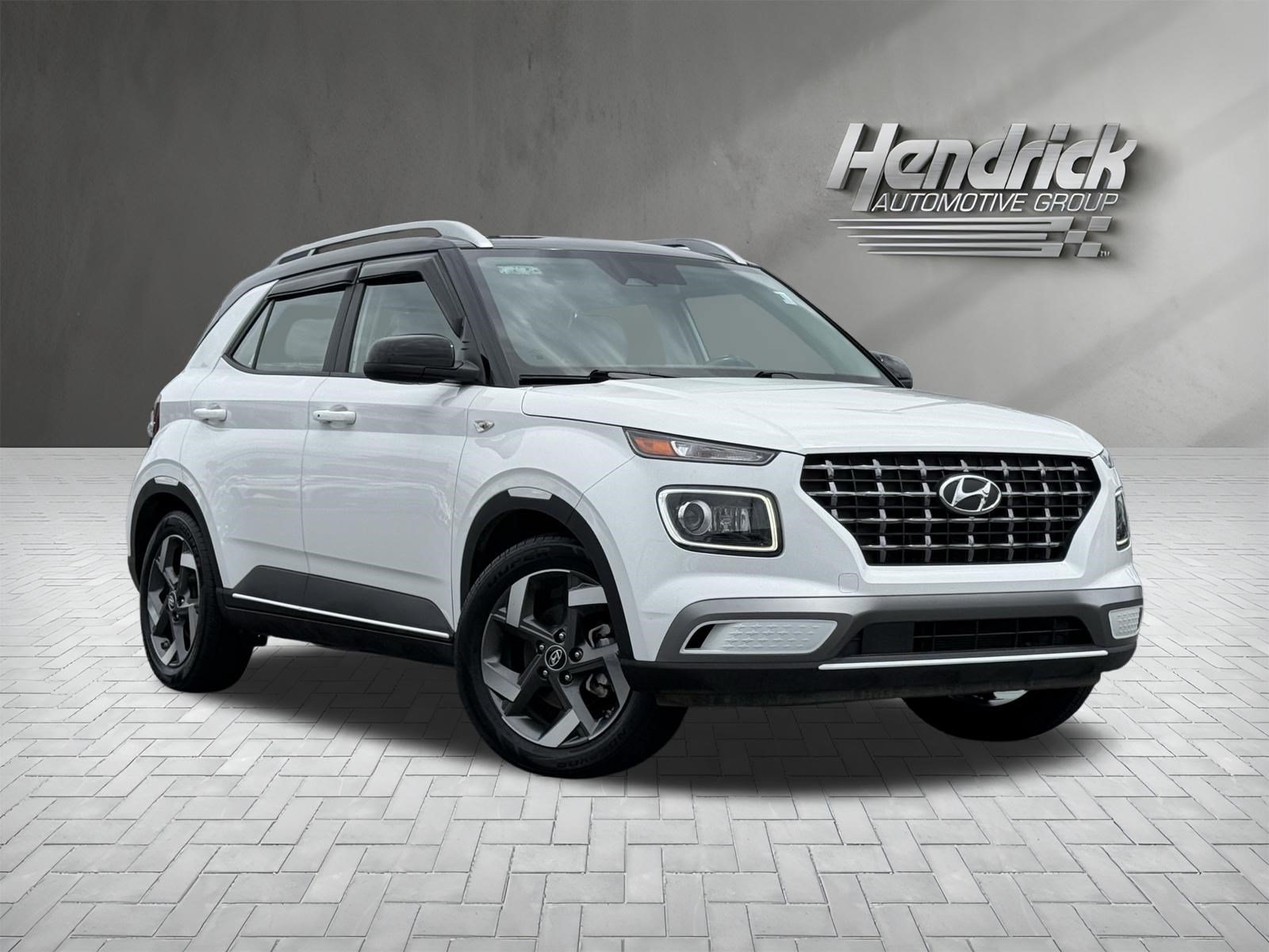 Used 2024 Hyundai Venue Limited FWD image 2