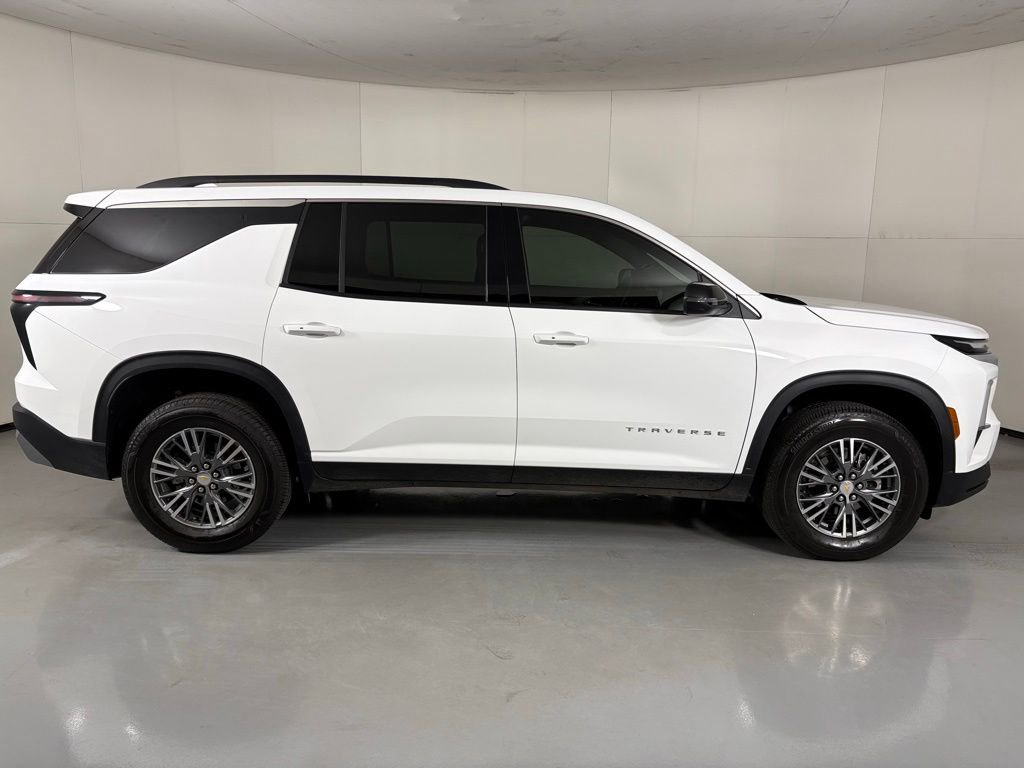 Used 2025 Chevrolet Traverse LT image 11