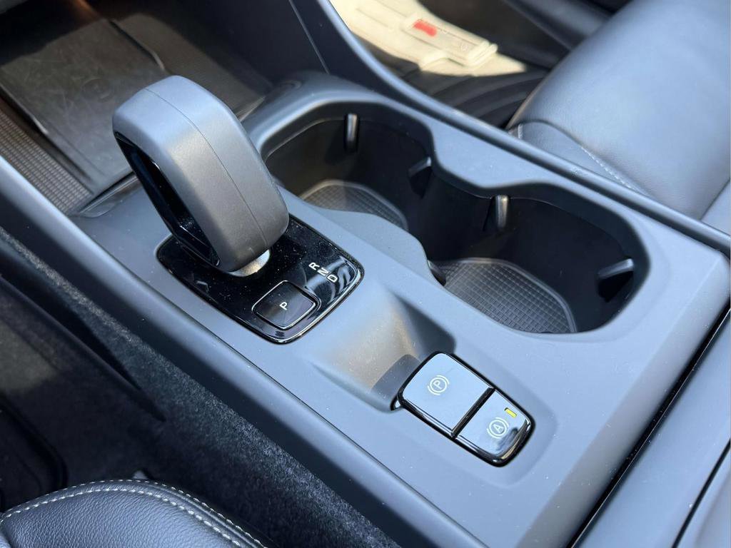 Used 2024 Volvo XC40 B5 Core AWD/4WD image 6