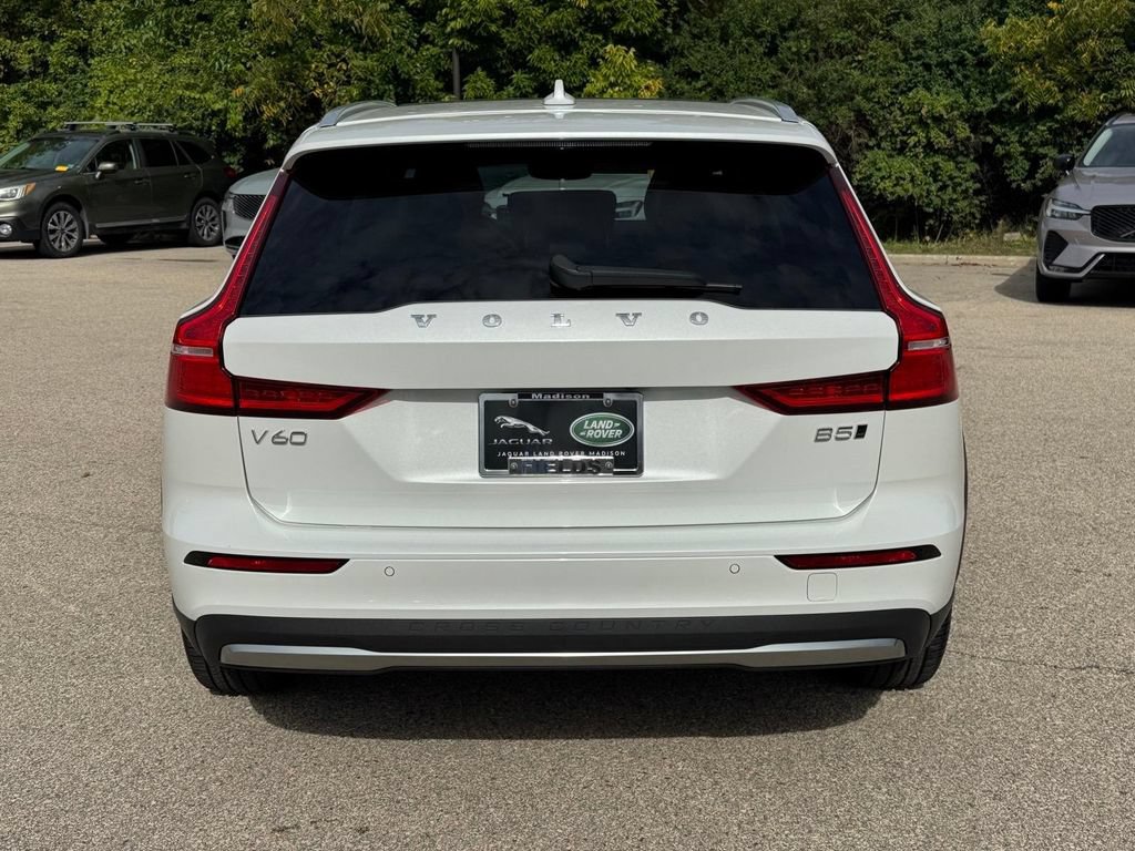 Certified 2025 Volvo V60 B5 Cross Country Ultra AWD/4WD image 3