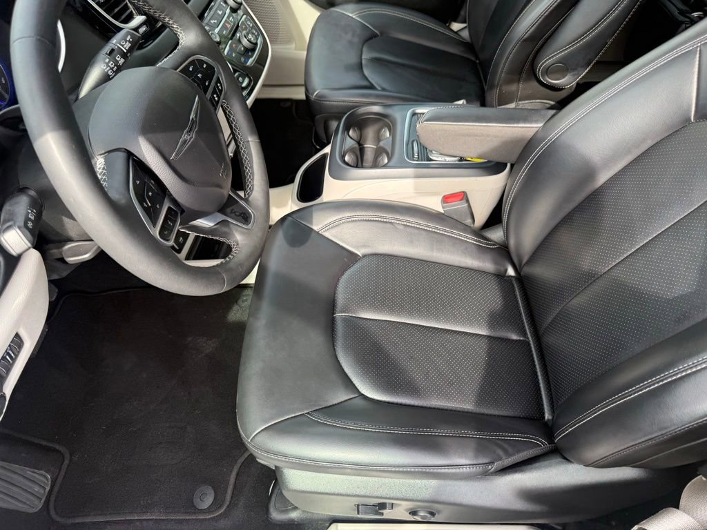 Used 2023 Chrysler Pacifica Touring-L FWD image 16