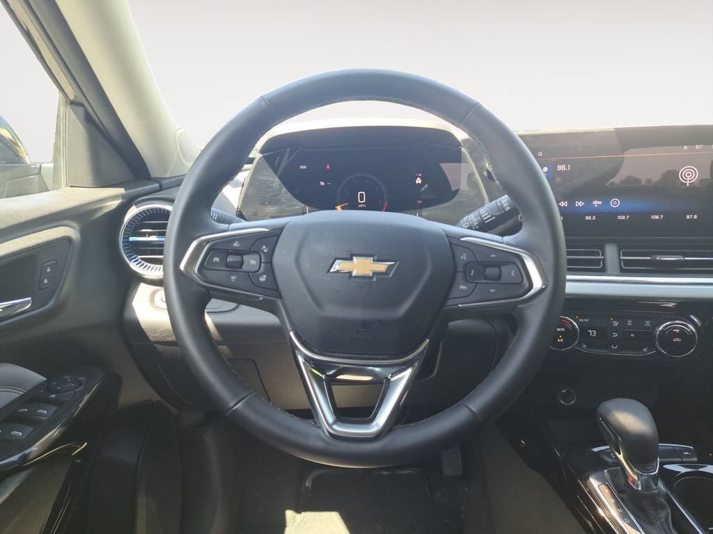 Used 2025 Chevrolet Trax LT w/ LT Convenience Package FWD image 13