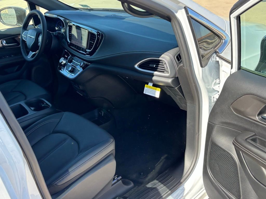 New 2026 Chrysler Pacifica Select FWD image 25