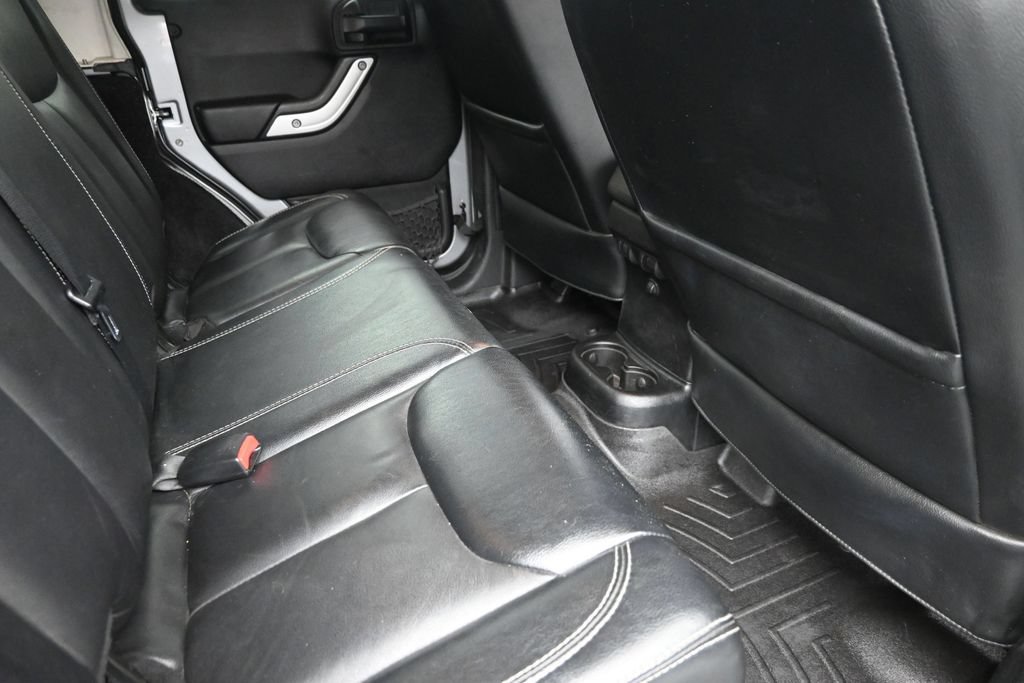 Used 2014 Jeep Wrangler Unlimited Sahara w/ Connectivity Group AWD/4WD image 10