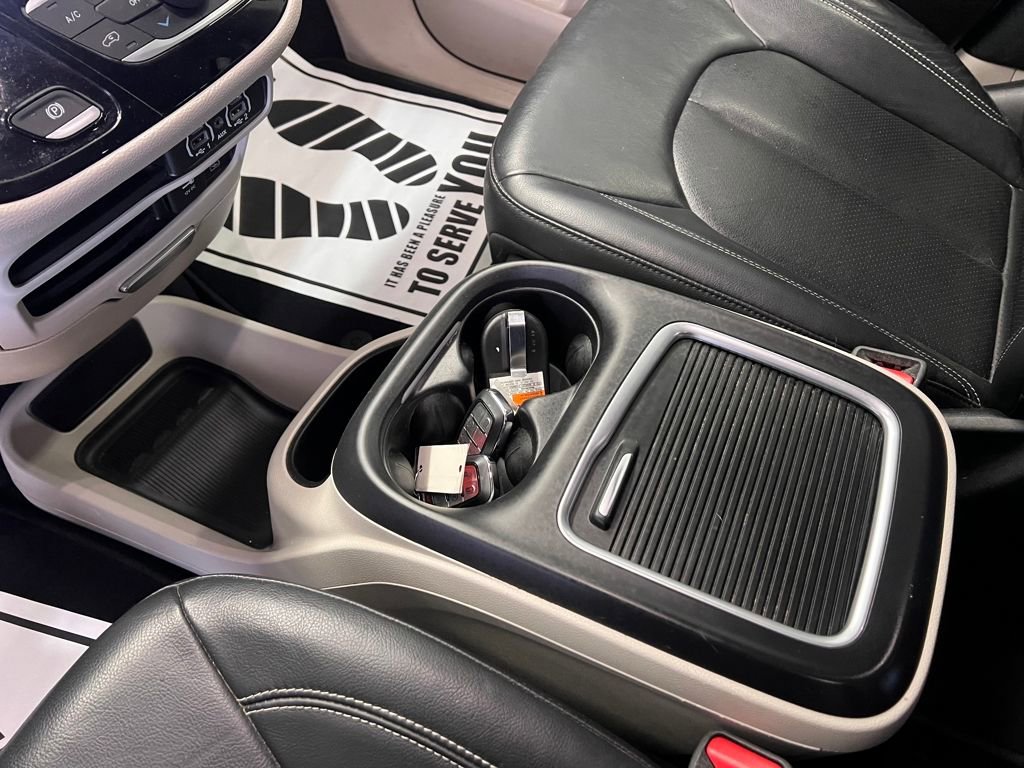Used 2022 Chrysler Pacifica Touring-L image 30