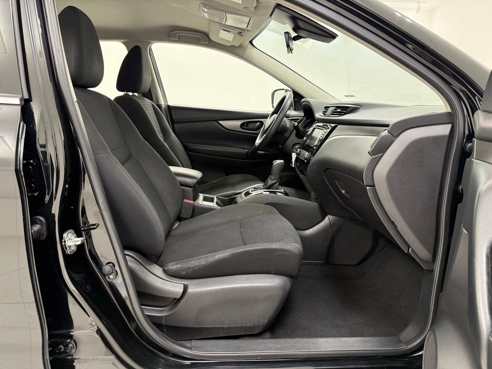 Used 2020 Nissan Rogue Sport S image 24