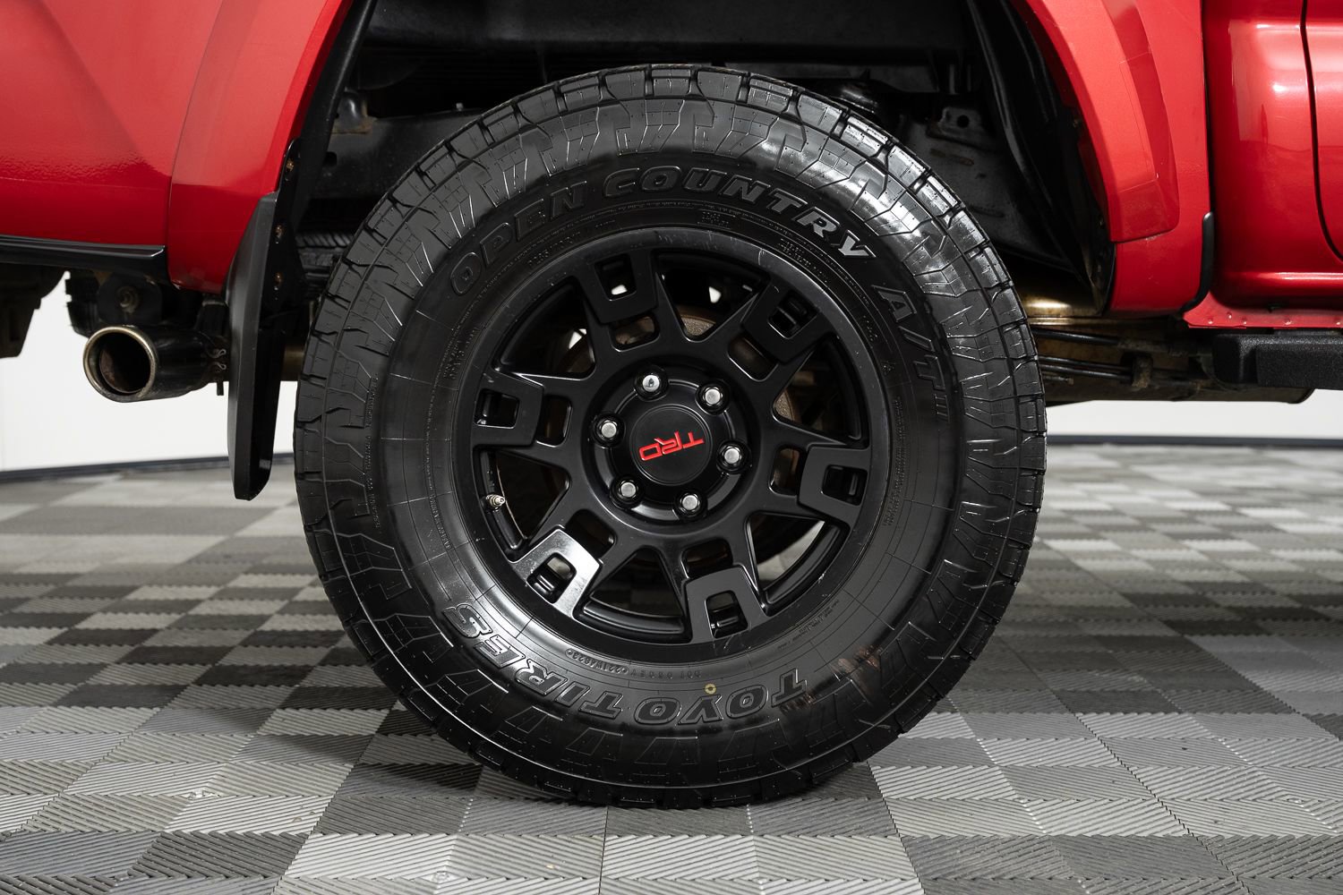 Used 2017 Toyota Tacoma Limited image 40