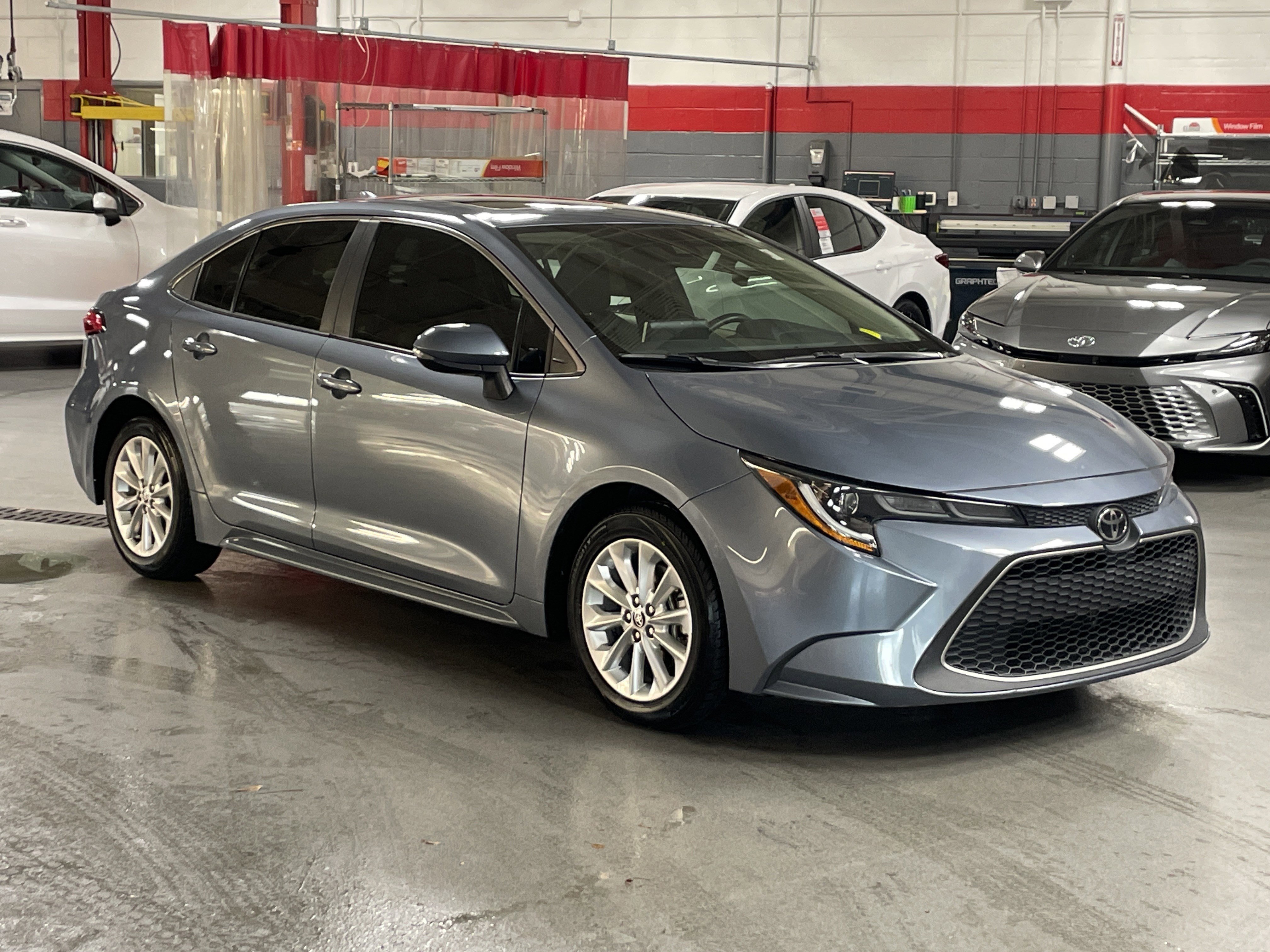 Used 2020 Toyota Corolla XLE image 2