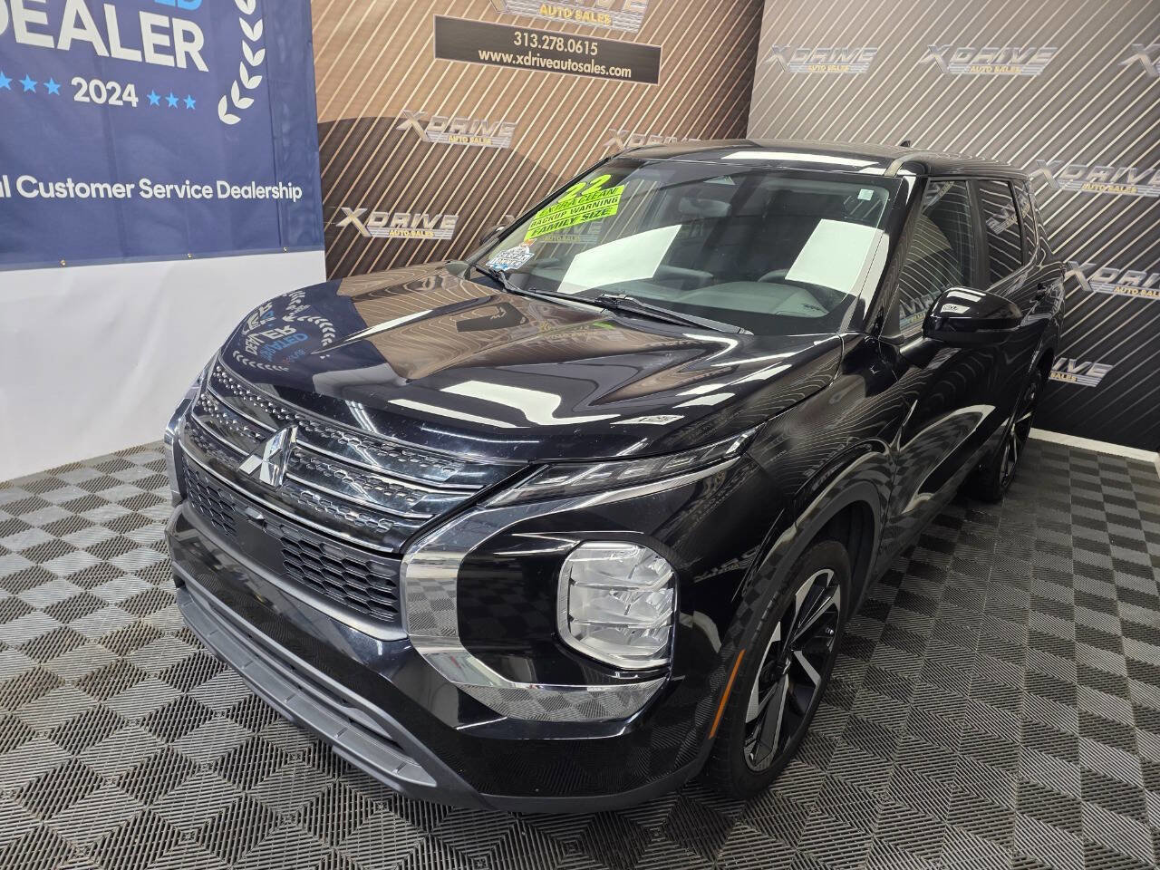 Used 2022 Mitsubishi Outlander ES image 2